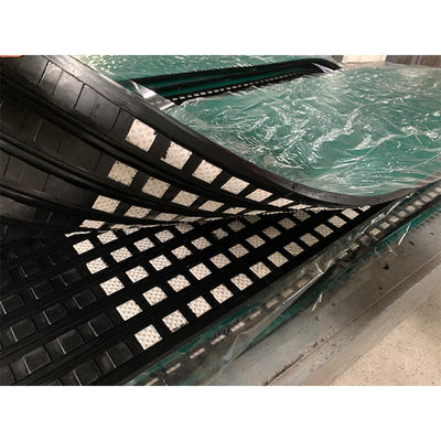 De Rubberbekleding van Dimple Ceramic Tile Embedded In voor Transportbandkatrol 500mm Breedte